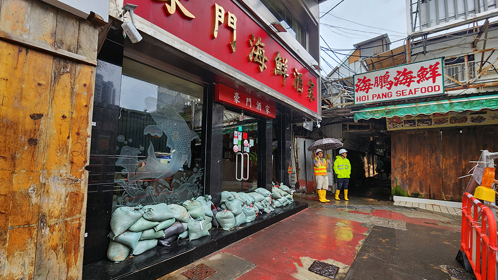 颱風(fēng)蘇拉｜鯉魚門午後狂風(fēng)大雨 海鮮街商戶嚴(yán)防水浸 