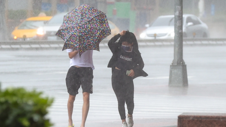 勞工處：僱主與僱員須注意在暴雨下工作時的電力安全