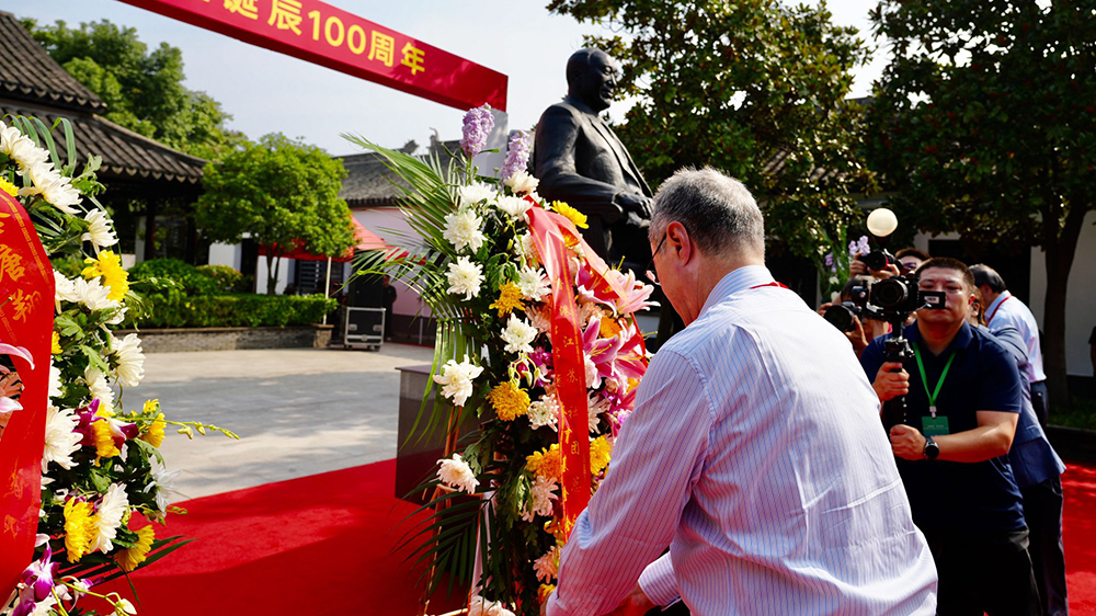 唐英年返回家鄉(xiāng)無錫嚴(yán)家橋 主持唐翔千誕辰100周年活動