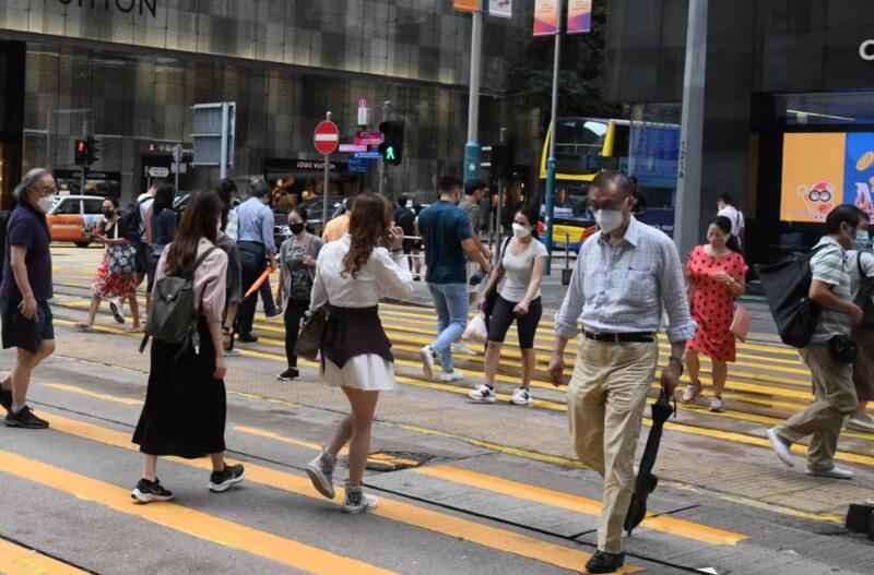 有片丨天文臺今晚七時改發九號風球  港鐵暫停所有露天路段的港鐵列車和輕鐵服務