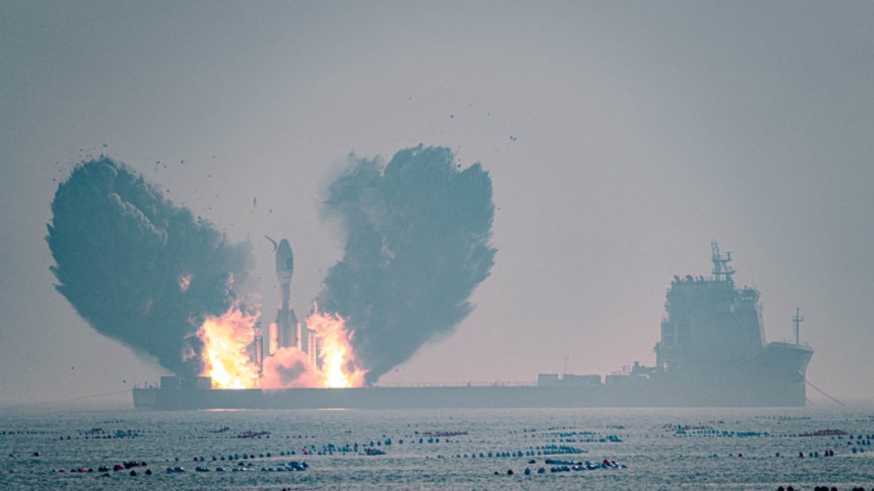 一箭三星！全球最大火箭海上首飛成功