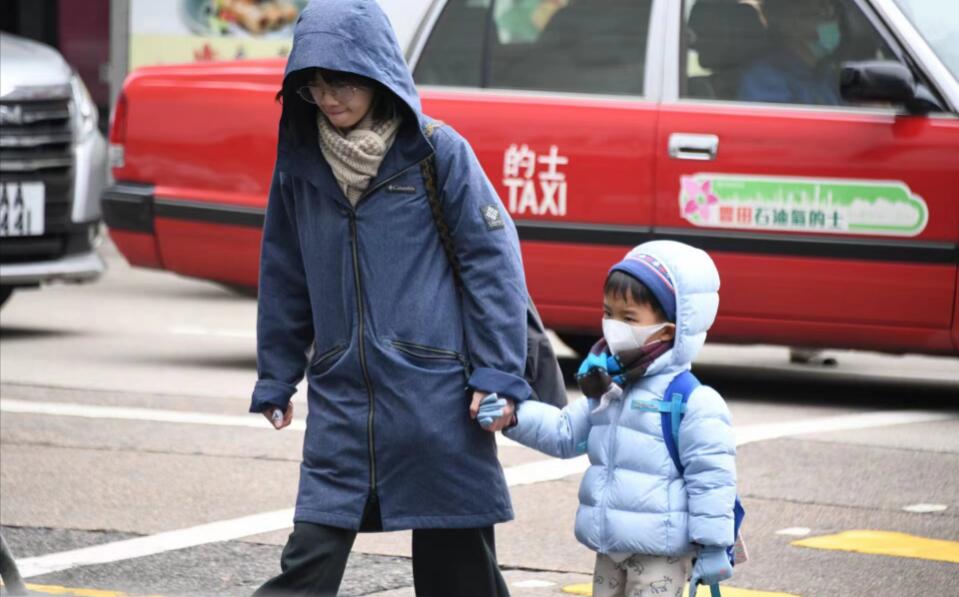 圖集 | 市區溫度降至6度 香港市民頂著嚴寒出行 