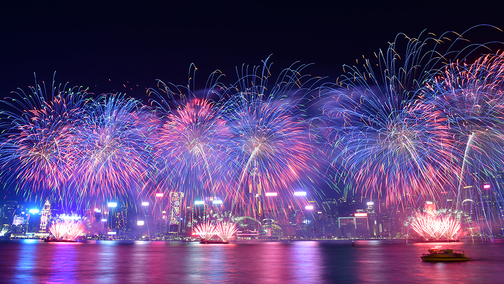 有片｜時隔4年農曆新年煙花再於維港綻放