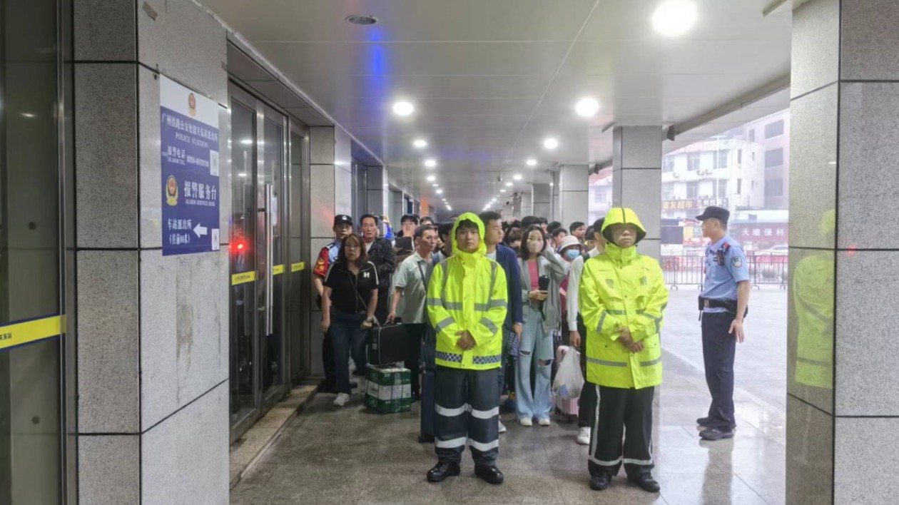 暴雨致列車停運  韶關安全轉運4500餘名滯留旅客