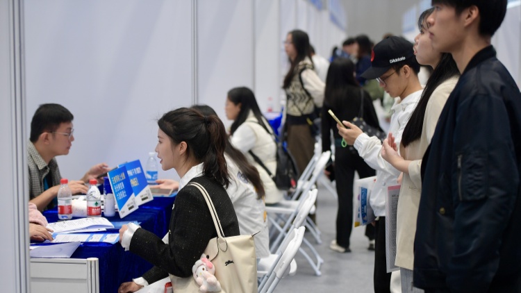 中大民調：四成三受訪市民會鼓勵香港青年到大灣區(qū)發(fā)展 三成願到大灣區(qū)內地城市生活或工作