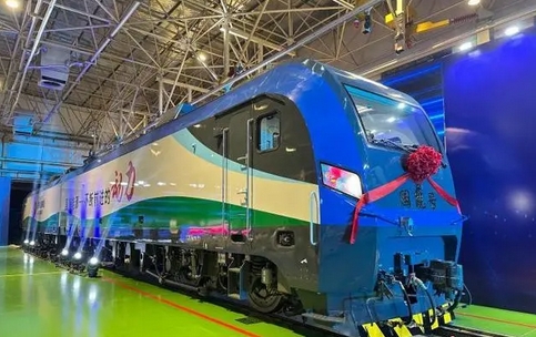 中國首臺新型智能重載電力機車下線