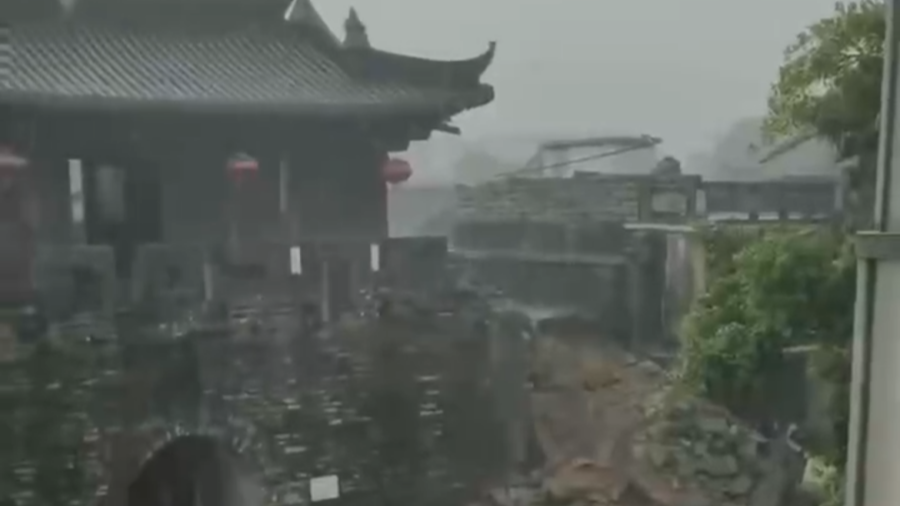 深圳大鵬所城南門城牆因暴雨發(fā)生局部坍塌 景區(qū)暫時(shí)關(guān)閉