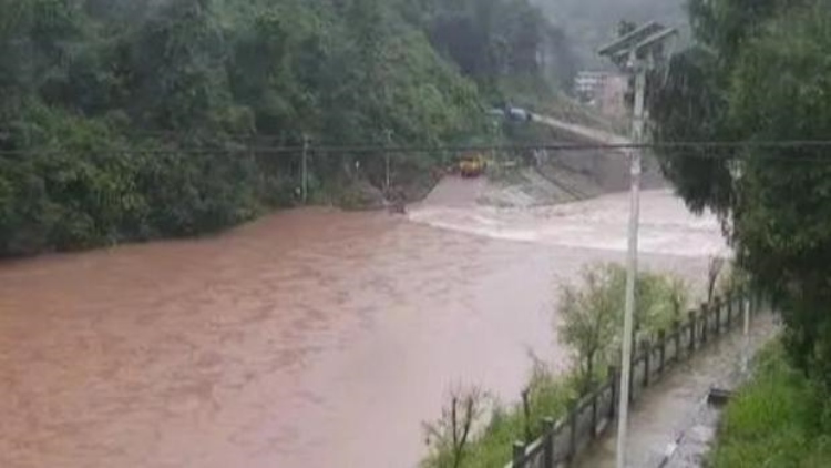 重慶9個區(qū)降下大暴雨 6條河流出現(xiàn)超警戒水位洪水