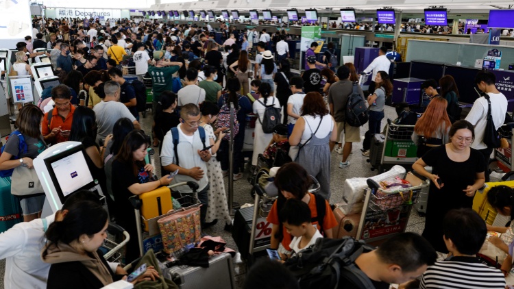 微軟大死機導致混亂航空公司改人手check-in  本港機場運作大受影響