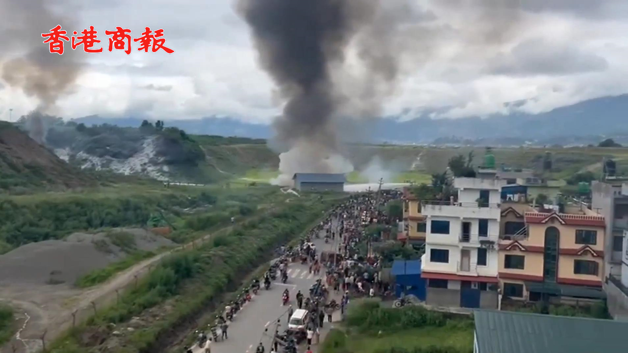 有片丨突發(fā)！尼泊爾媒體：一架載有19人的飛機(jī)在加德滿都特里布萬機(jī)場(chǎng)墜毀