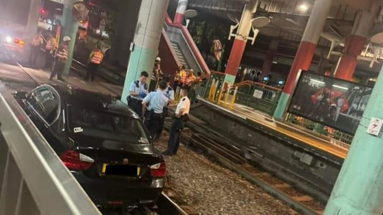 私家車誤闖輕鐵路軌 司機(jī)逃逸輕鐵服務(wù)未有影響