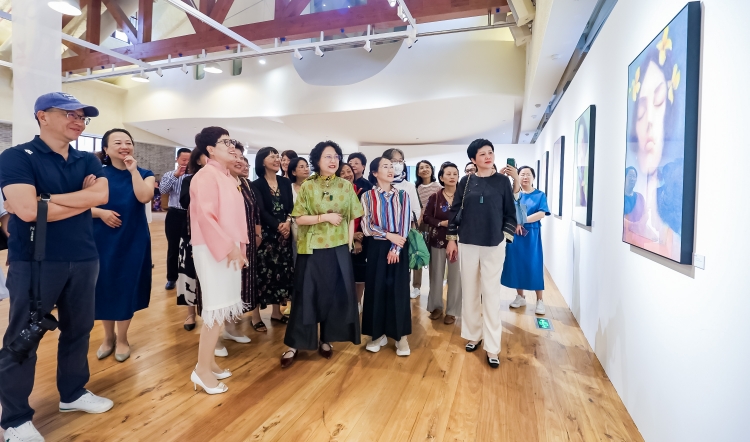 深圳女畫家王薇華作品展亮相上海和平飯店