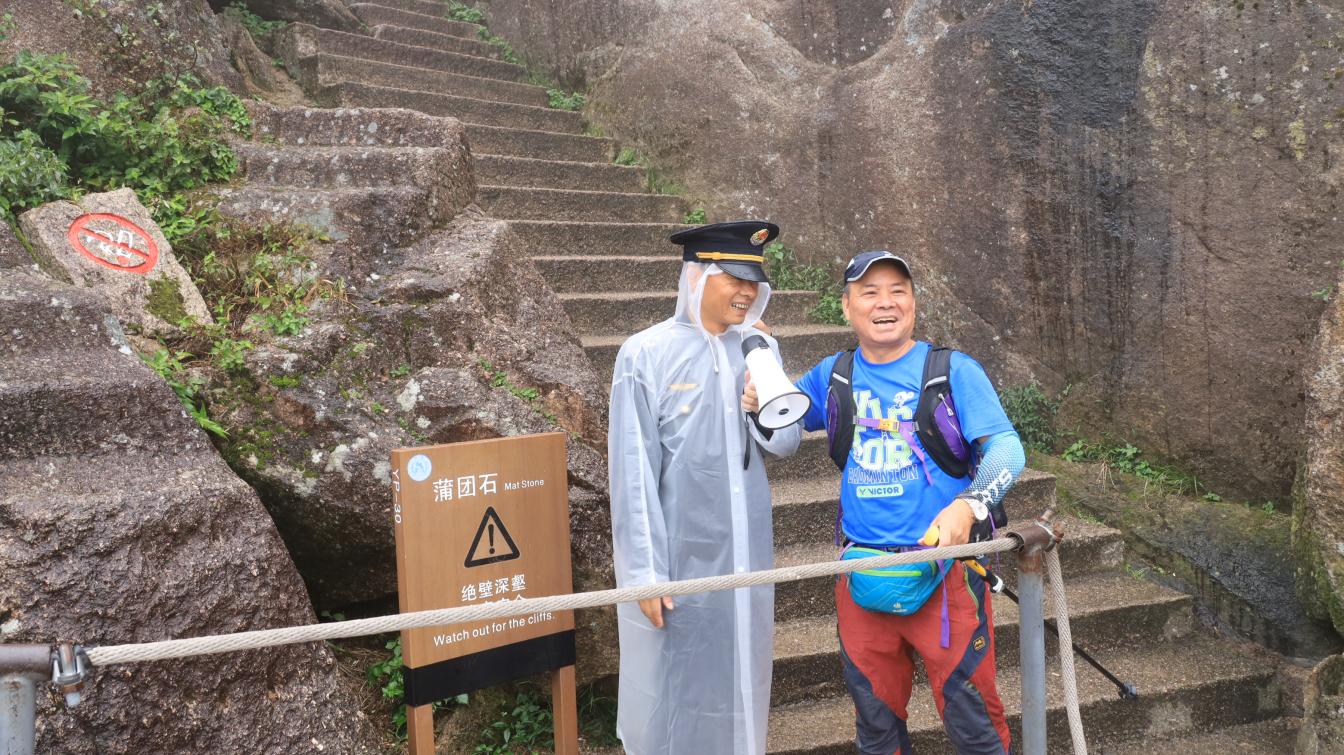 黃山之巔 有一支「天都小二哥天團」