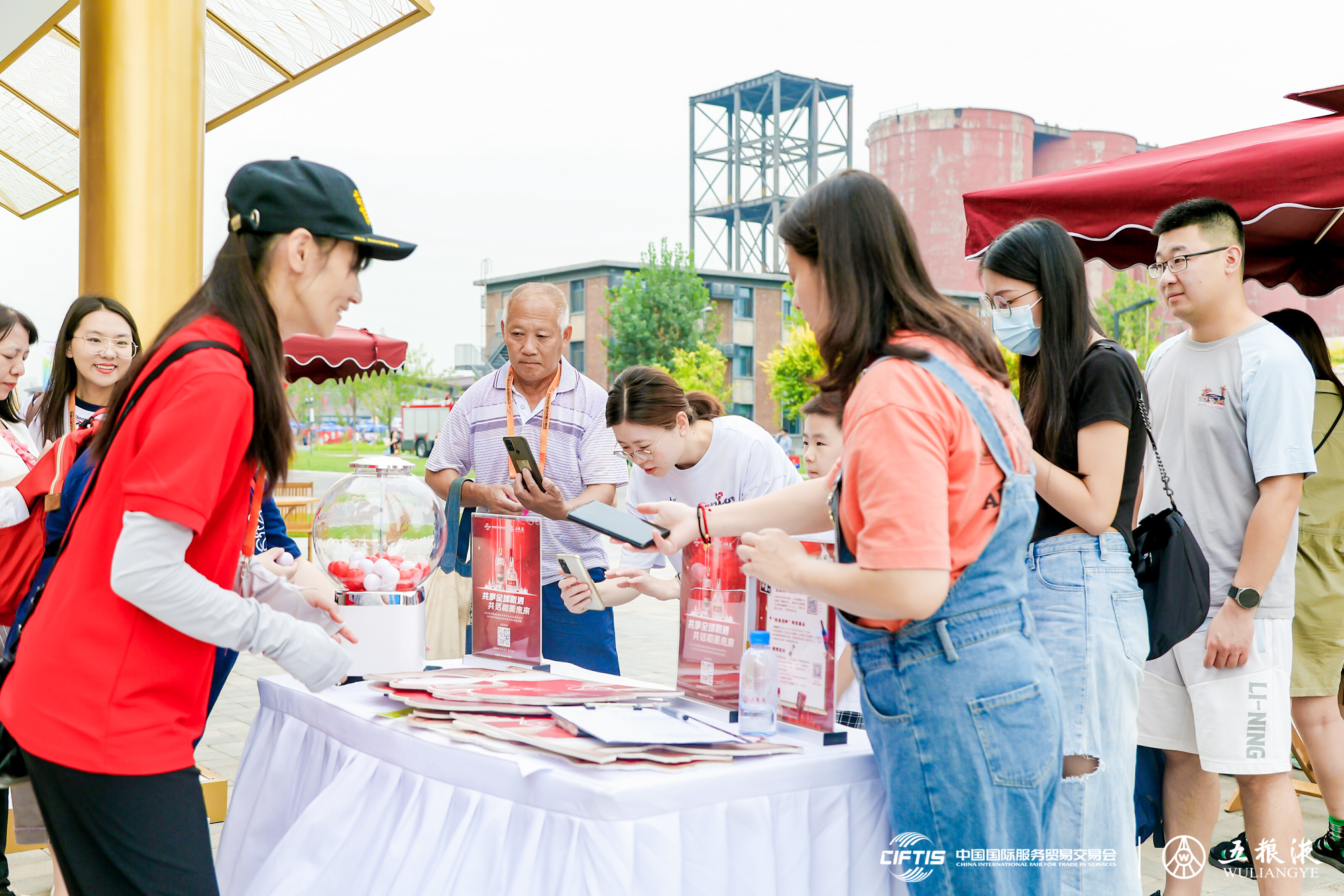 圖片3：位於首鋼園區的五糧液時尚快閃店則以互動性為主，為觀眾提供各種創意體驗活動.jpg