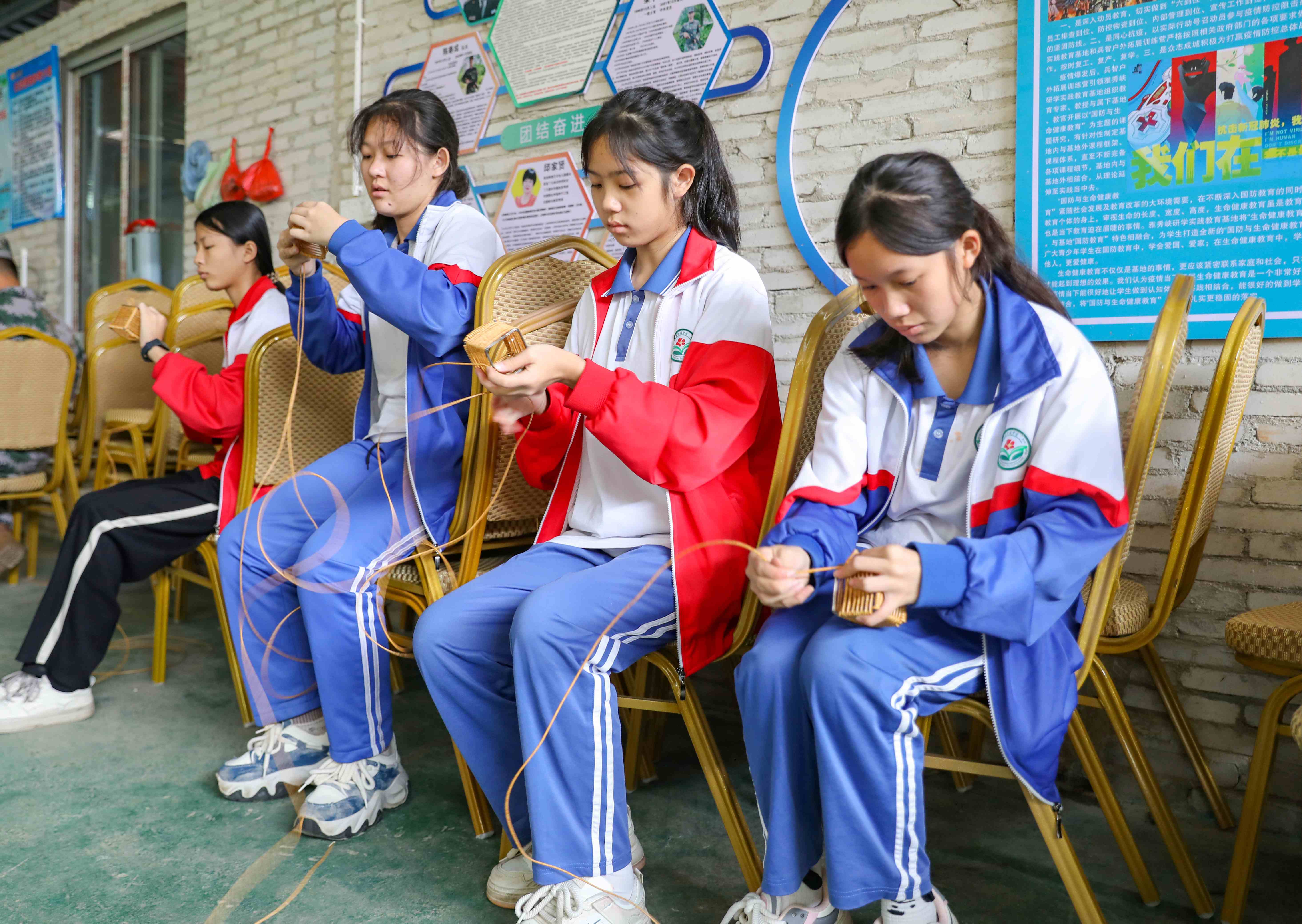 圖二：學生在芒編教學現場學習編織芒編   （圖片來源於張桐千 羅瑩）.jpg