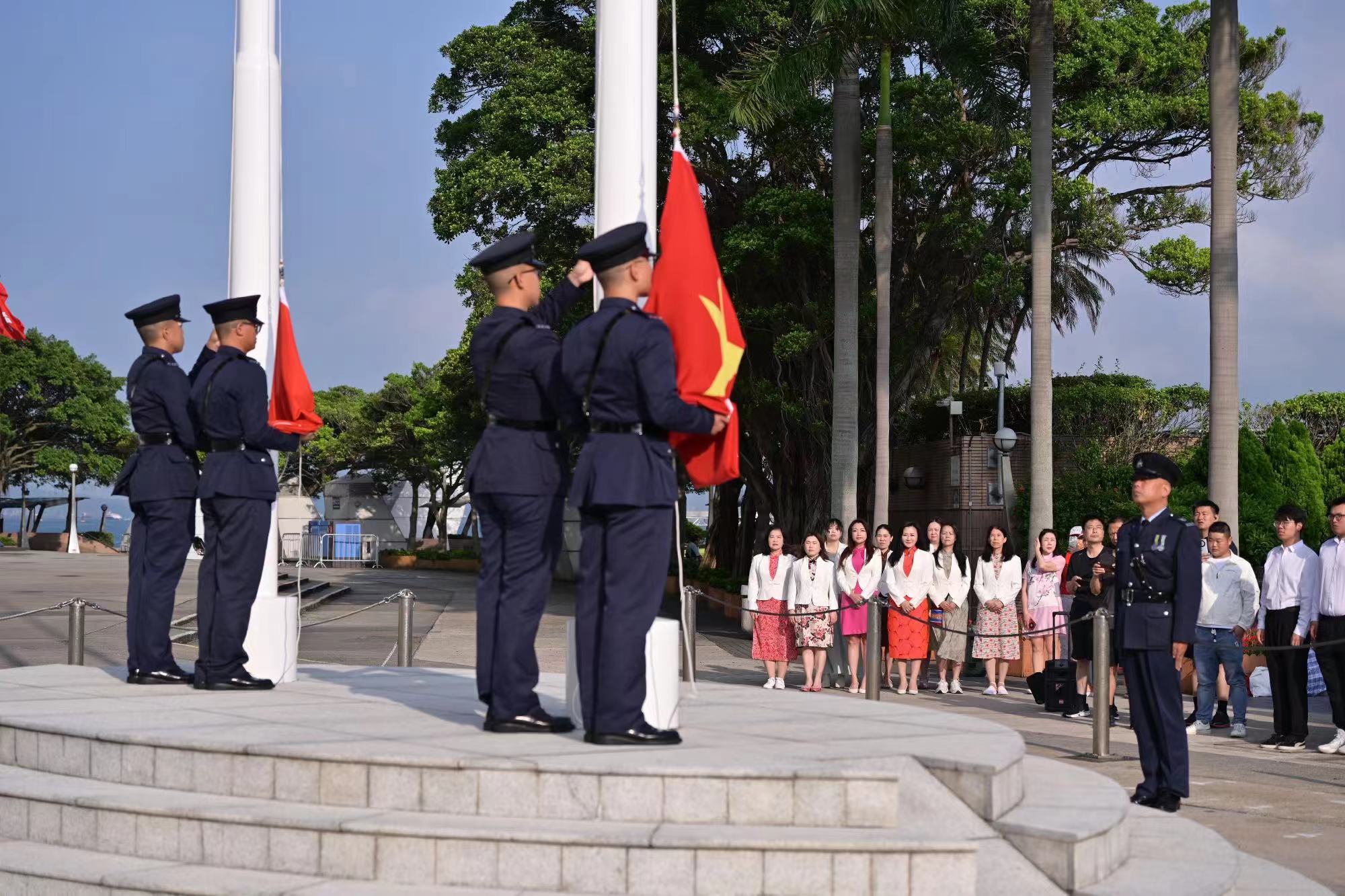 香港島婦女聯會專程組織一眾姐妹及廣大市民前往金紫荊廣場一同觀看升旗儀式.jpg