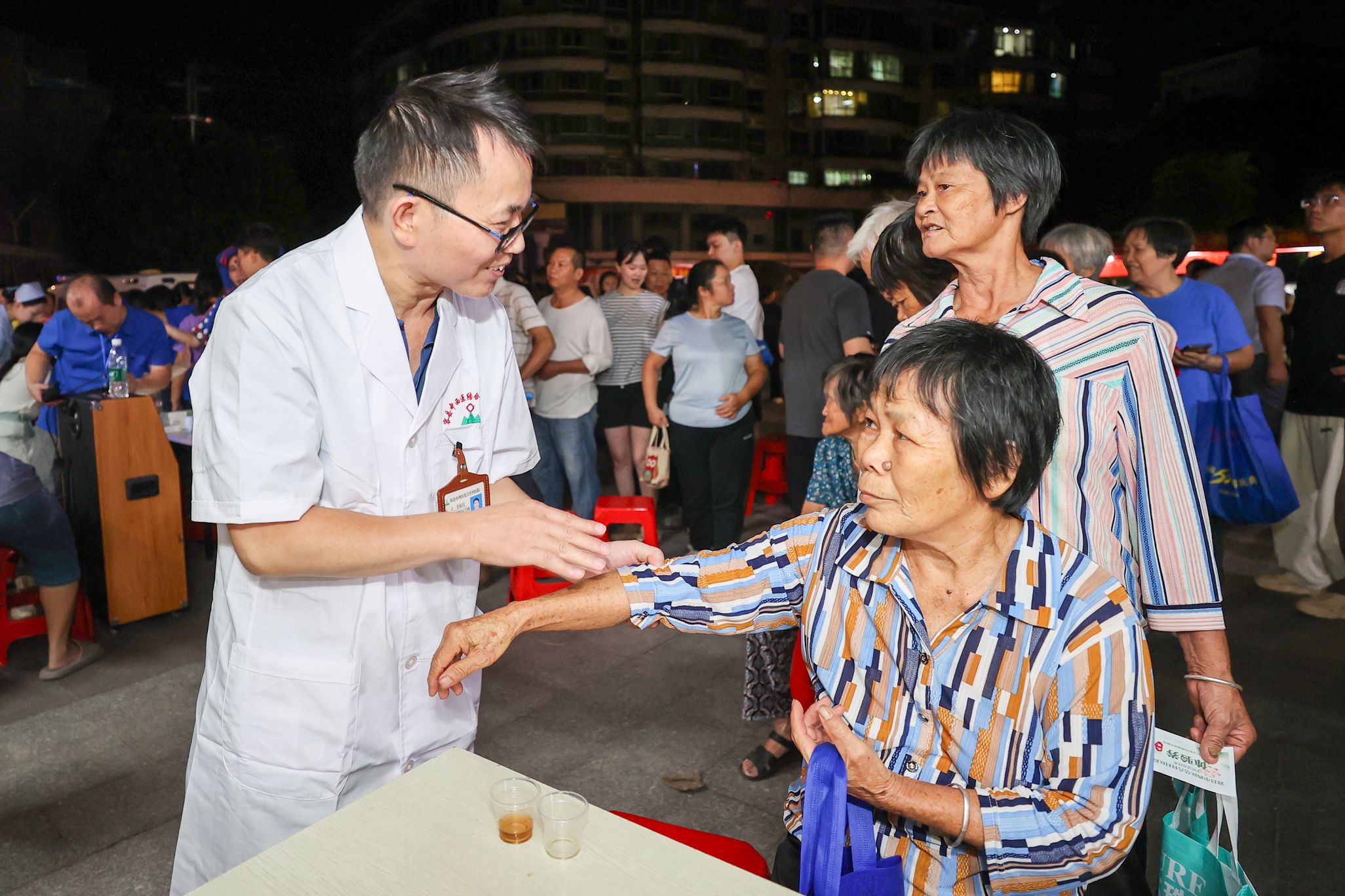 2.醫生在給市民看診（容縣融媒體中心 供圖）.jpg